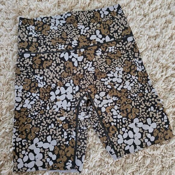 aerie Pants - AERIE OFFLINE HI-RISE BIKE SHORTS - SZ. Large